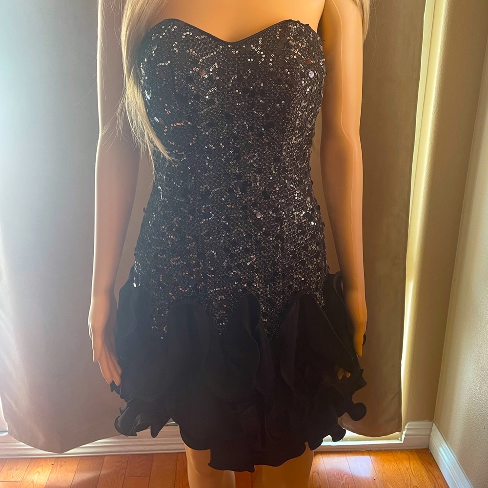 Sexy and flirty Betsy & Adam size 6 dress!